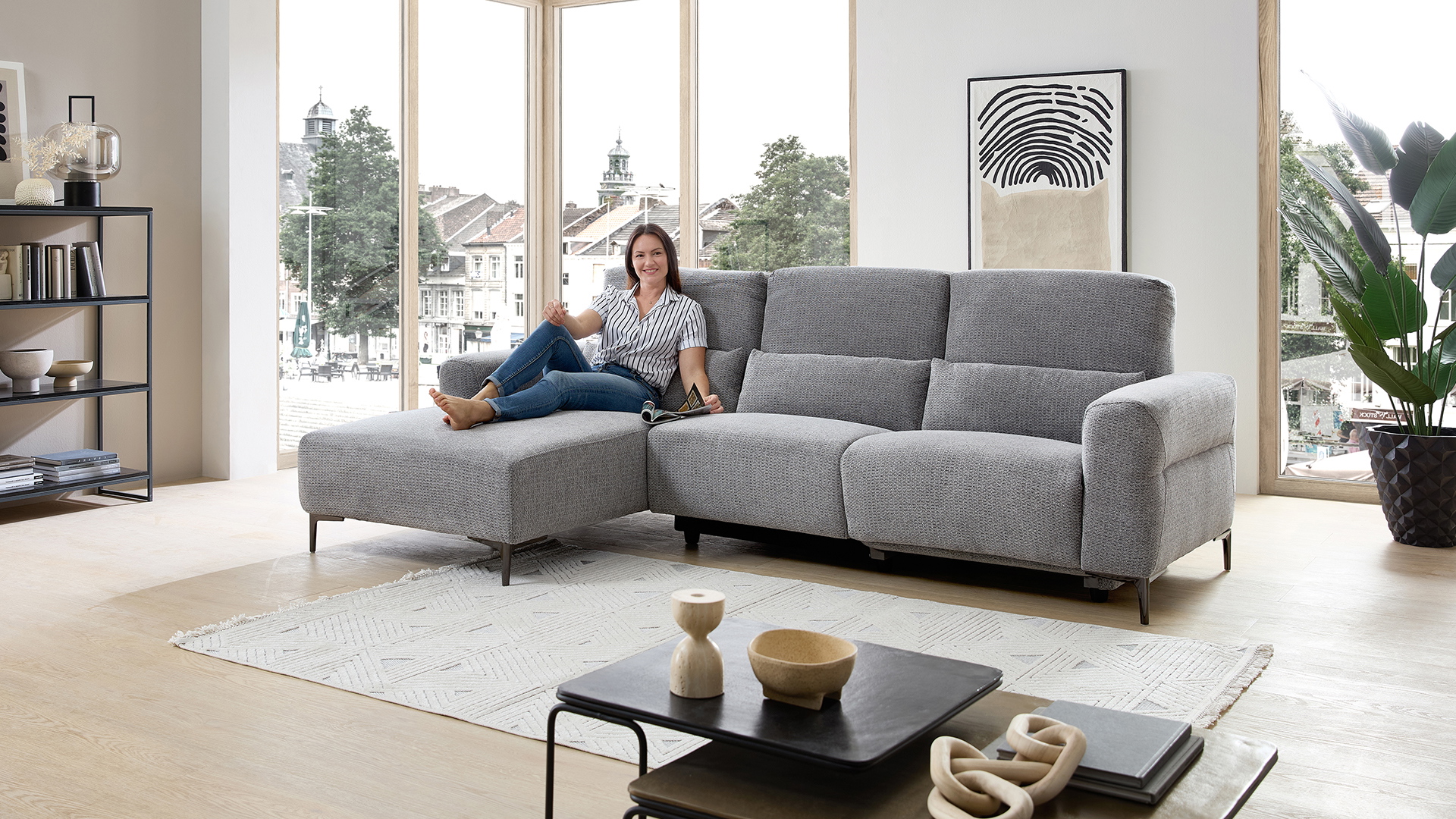 Ecksofa mit motorischer Funktion in Retro Stoff