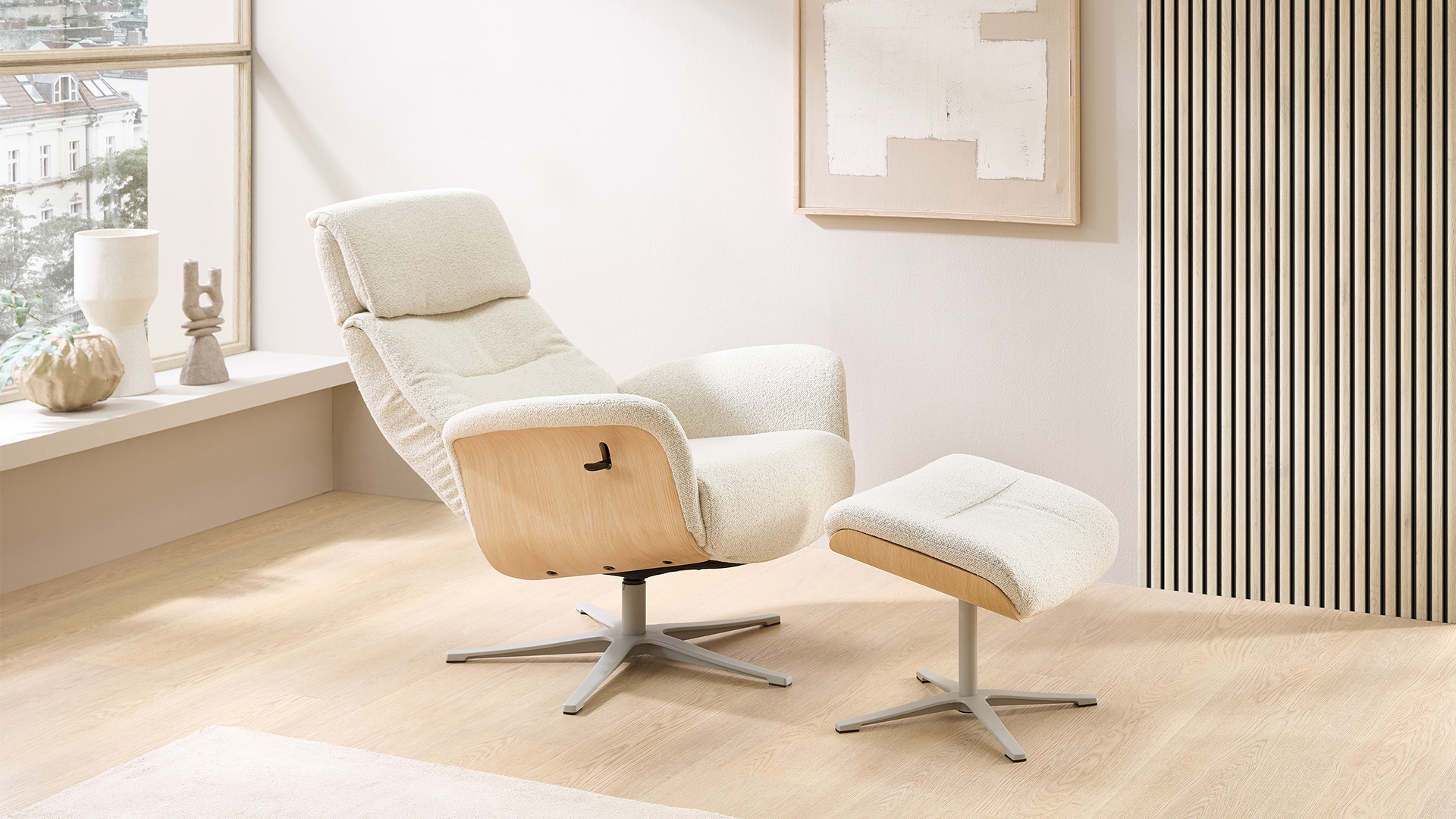 Relaxsessel Lion mit Holzapplikation und Hocker in Stoff