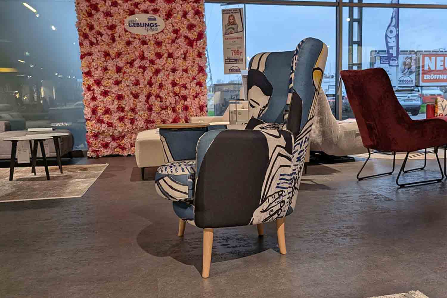 Fama Design Sessel in Stoff mit Holz Spiraltischablage