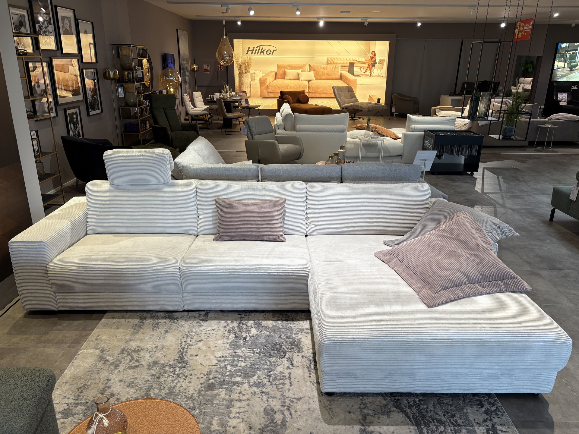 Hilker Ecksofa HC 45 mit motorischer Relaxfunktion in trendigen Cord -0533029400-39WW-A