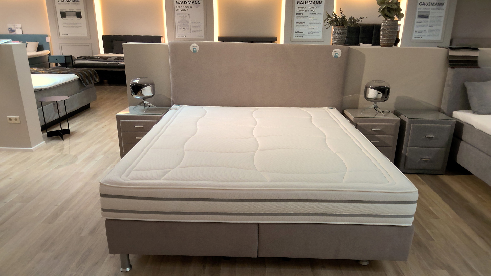 Gausmann Boxspringbett mit Wendematratze und Nachtkonsolen in Stoff -0371006300-01-02-39WW-A