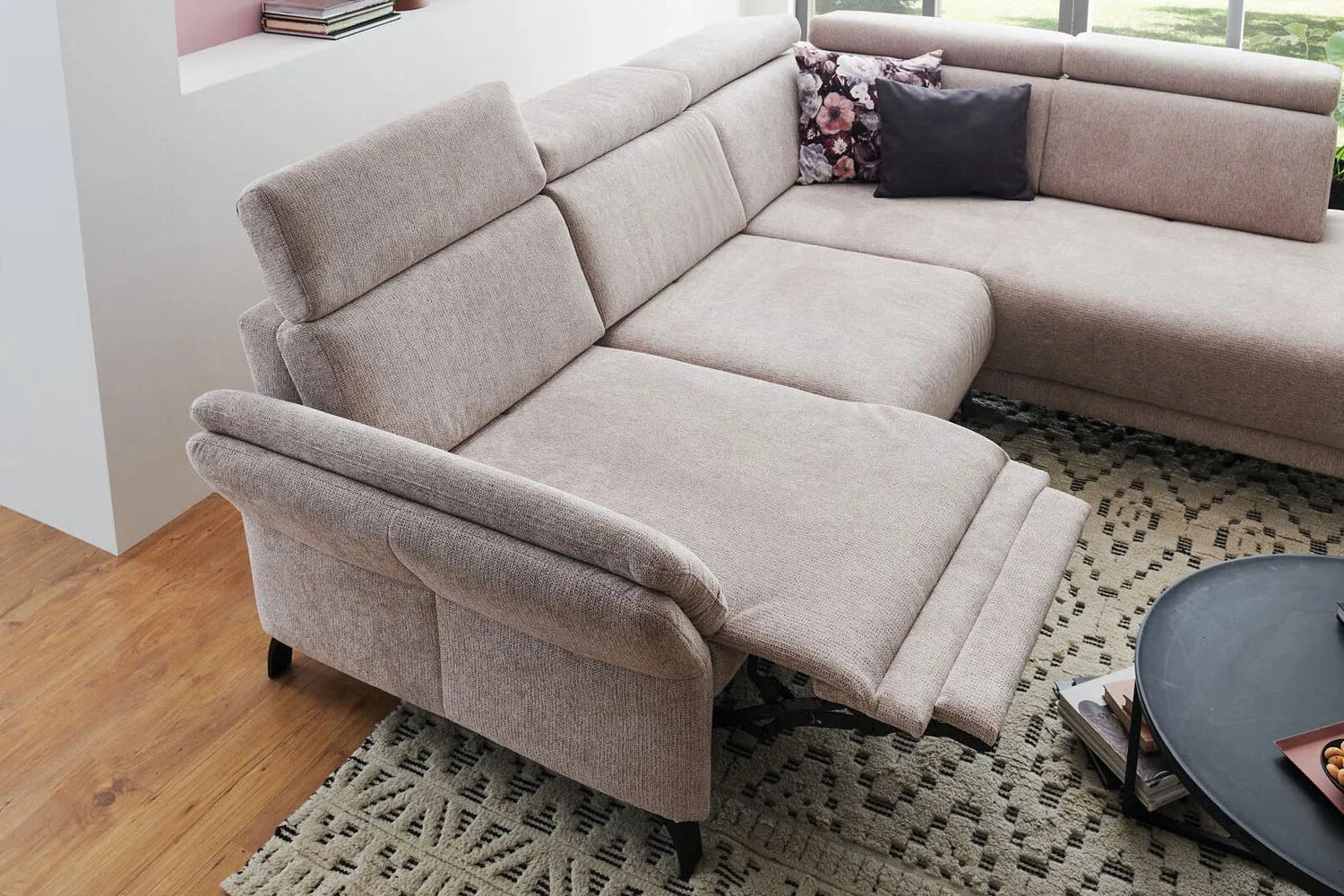 Ecksofa in L-Form mit Sitztiefenverstellung in Stoff Rosa