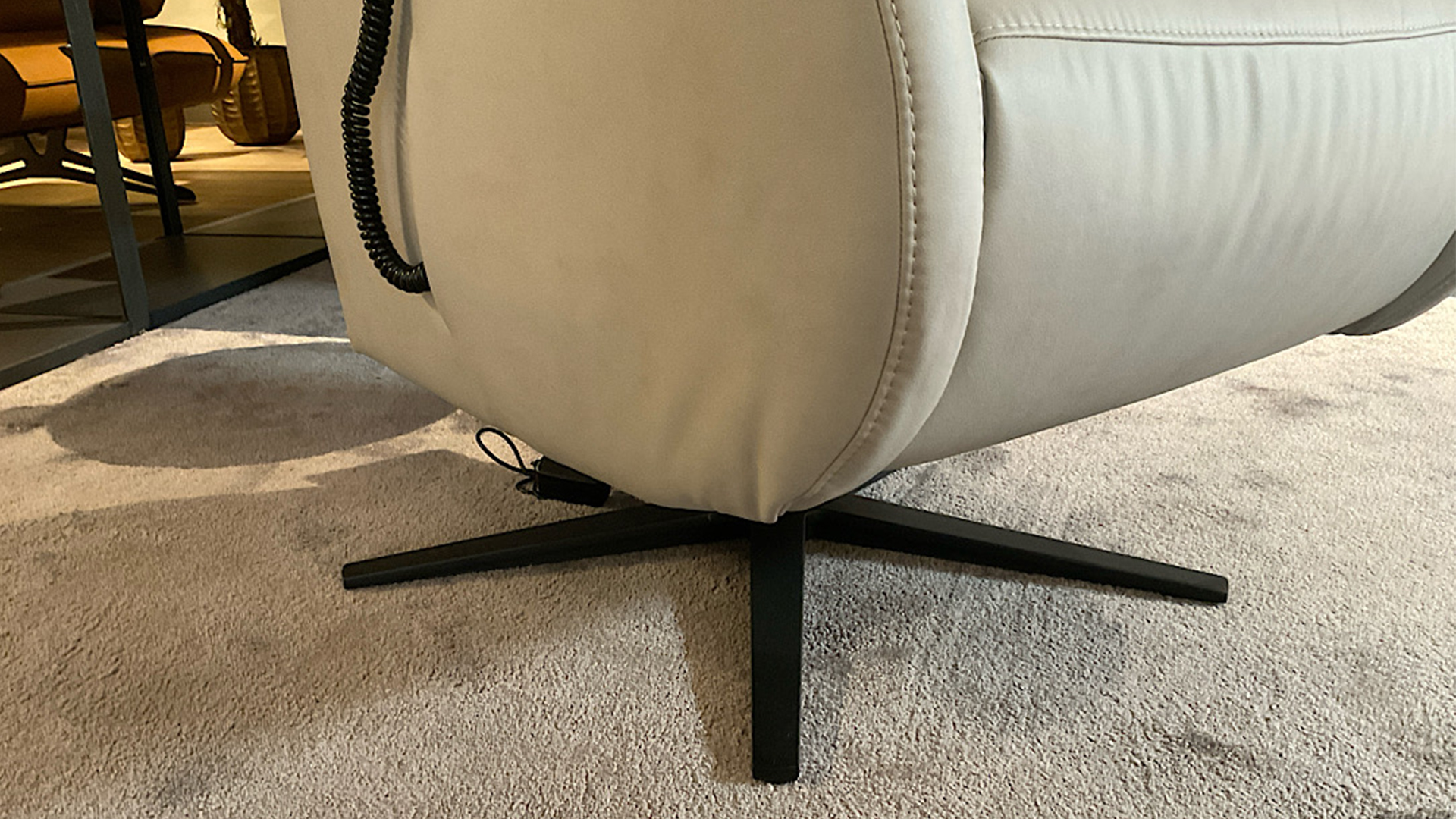 Hilker Sessel HC 48 inkl. motorischer Relaxfunktion und Akku in Leder-0533022501-40WW-A