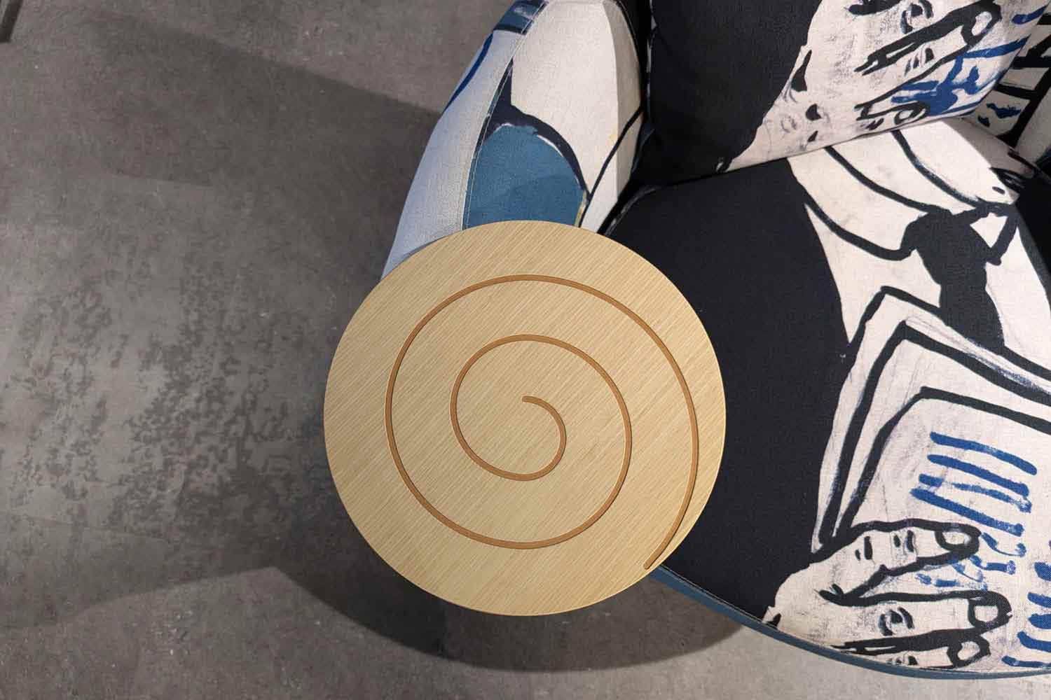 Fama Design Sessel in Stoff mit Holz Spiraltischablage