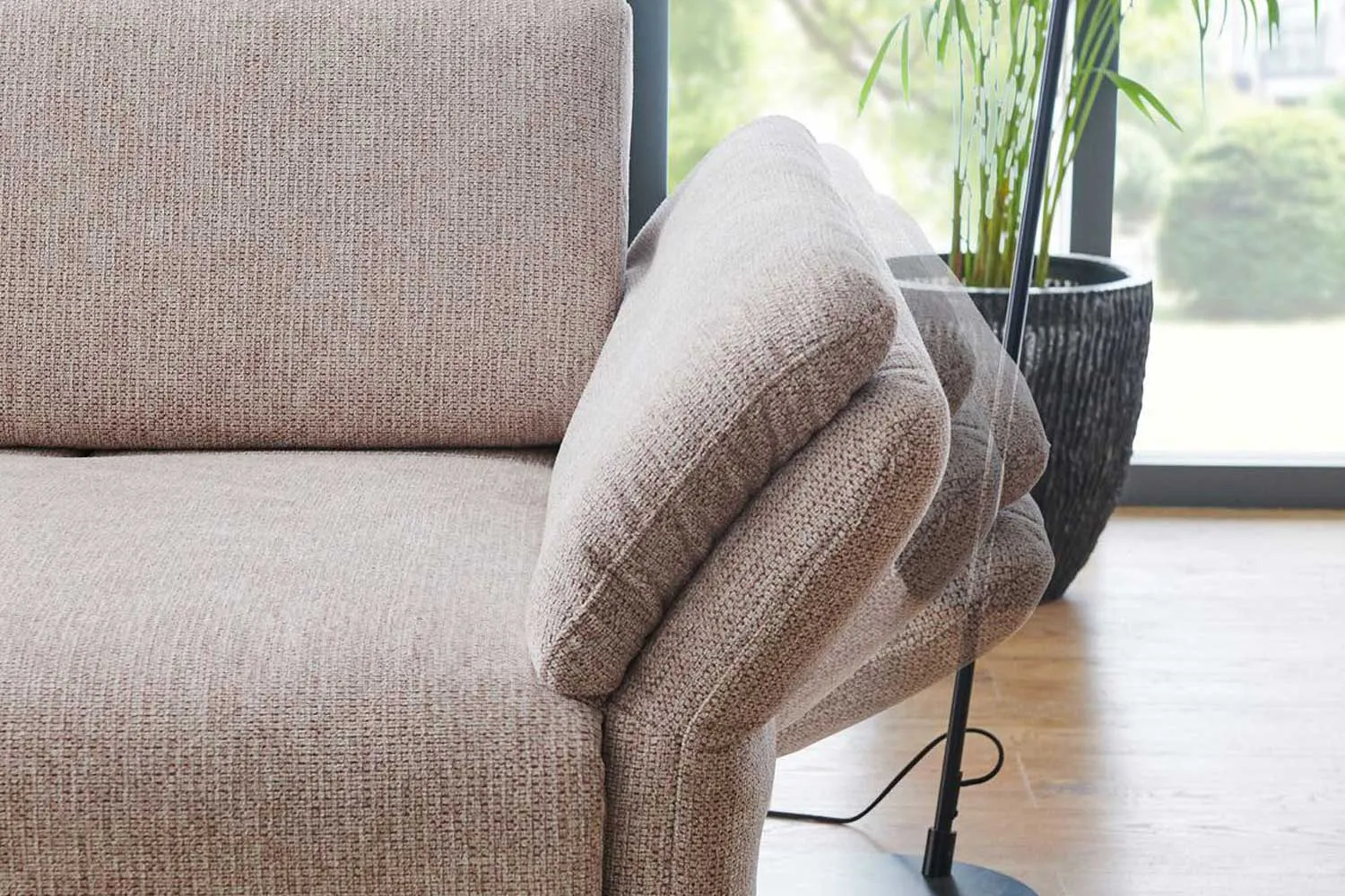 Ecksofa in L-Form mit Sitztiefenverstellung in Stoff Rosa