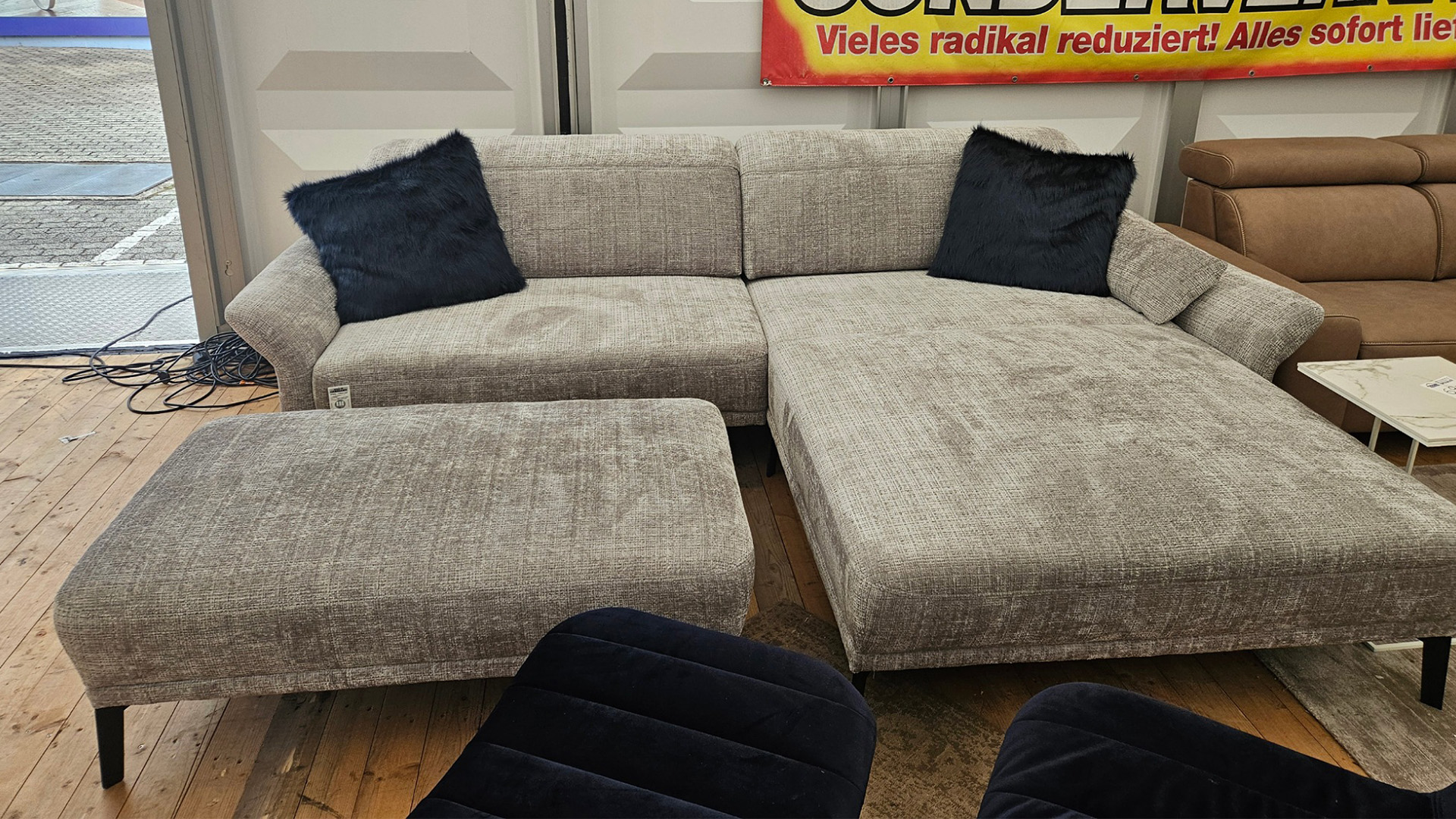 Ponsel Ecksofa mit motorischen Sitzvorzug und Hocker in Stoff-0158005300-34WW-A