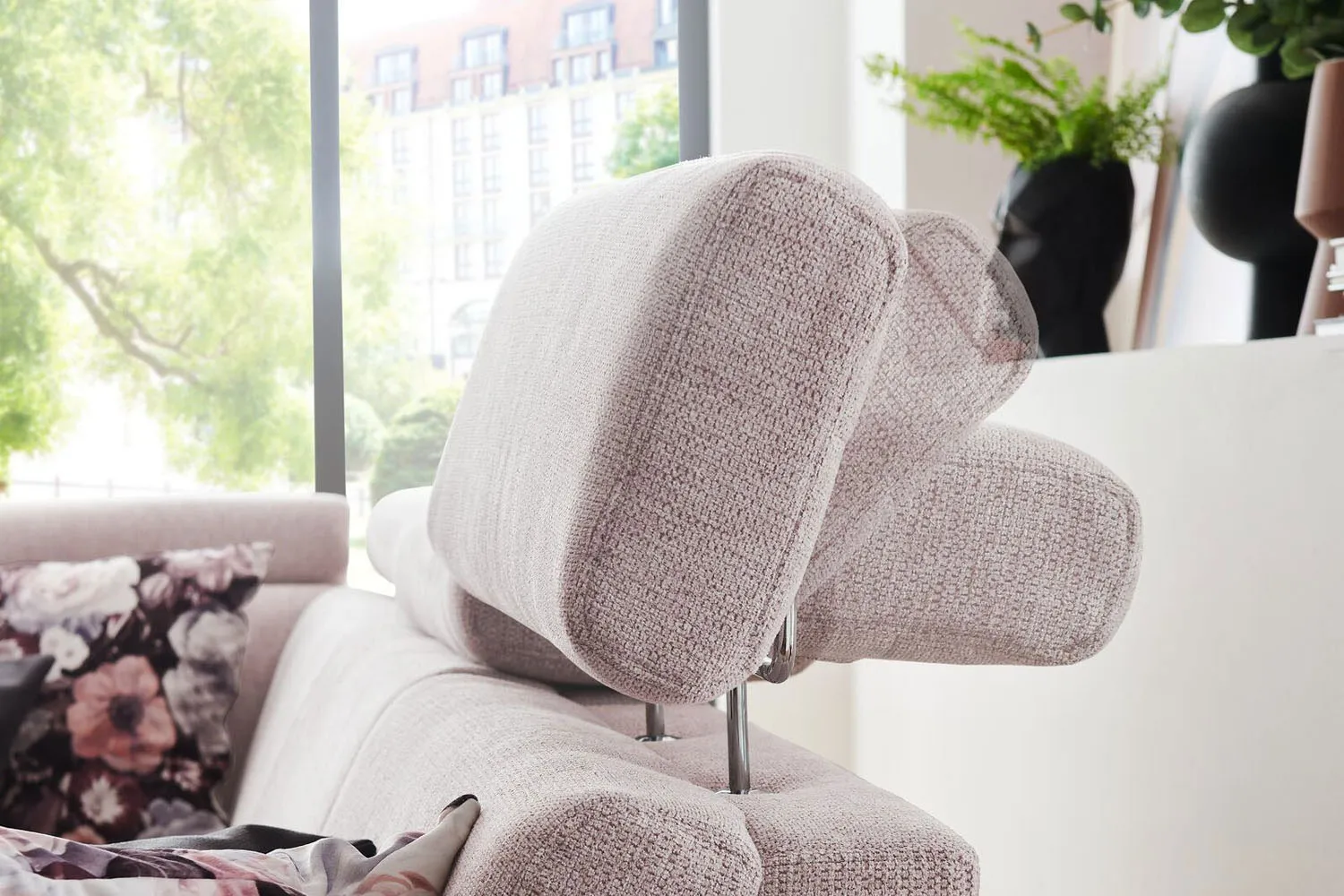 Ecksofa in L-Form mit Sitztiefenverstellung in Stoff Rosa