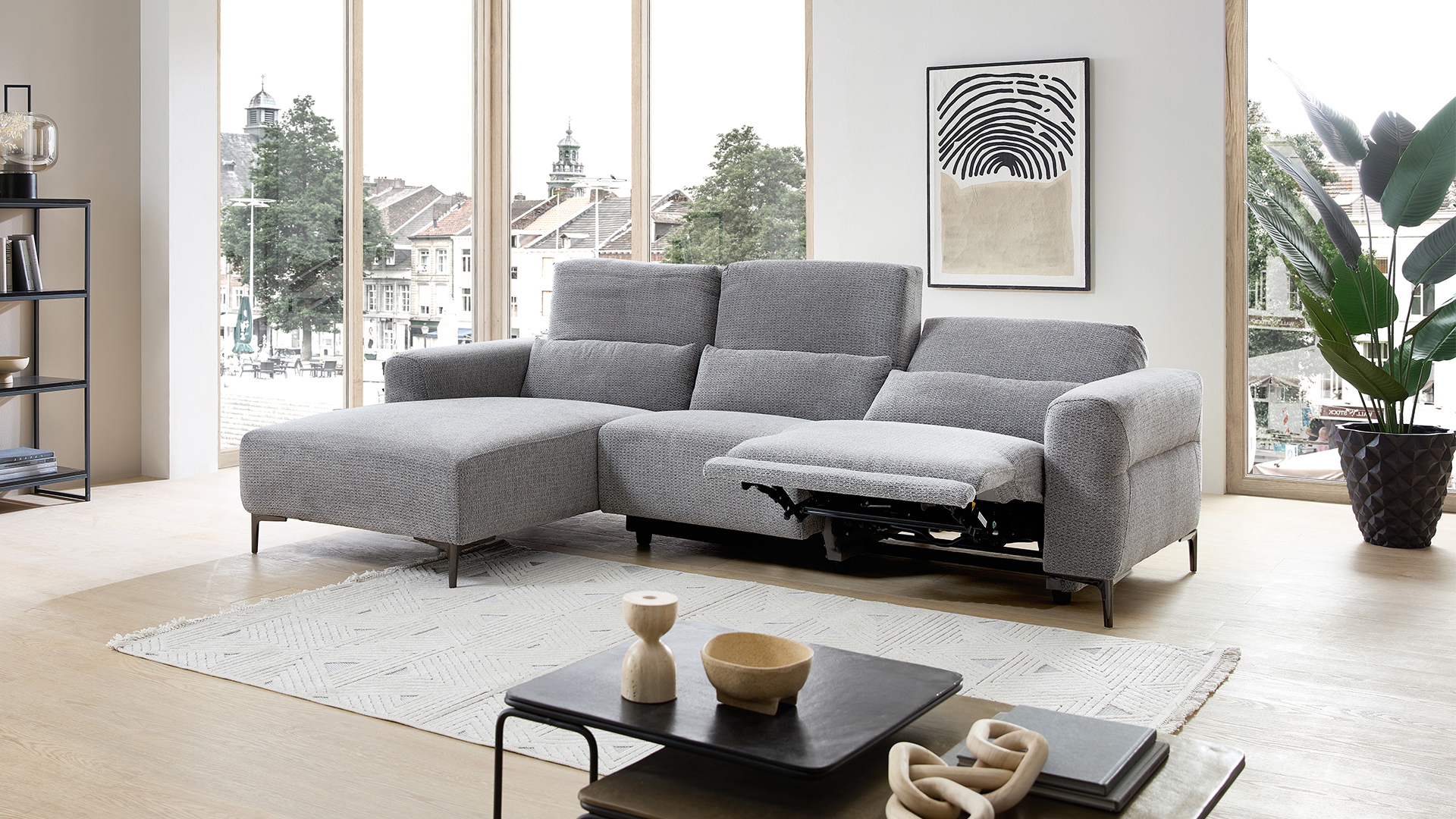 Ecksofa mit motorischer Funktion in Retro Stoff