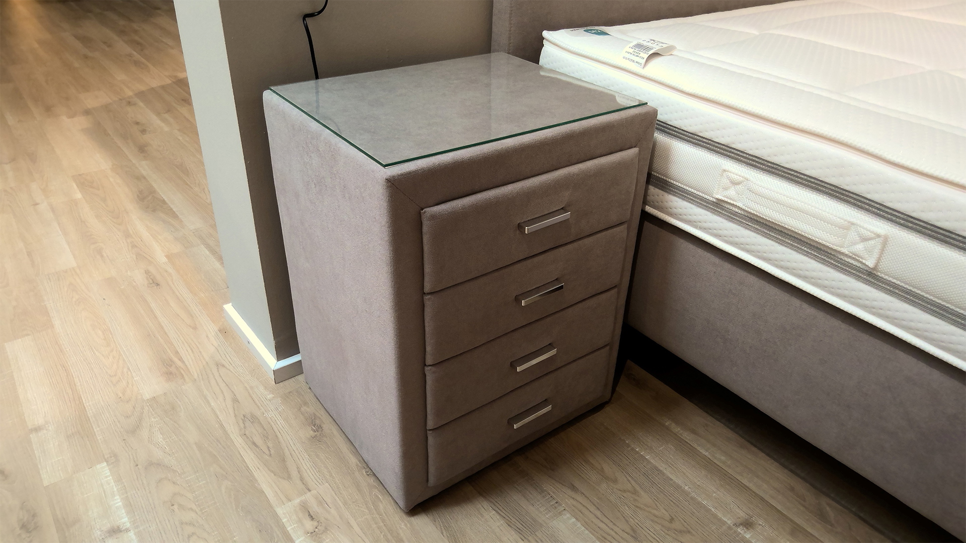Gausmann Boxspringbett mit Wendematratze und Nachtkonsolen in Stoff -0371006300-01-02-39WW-A