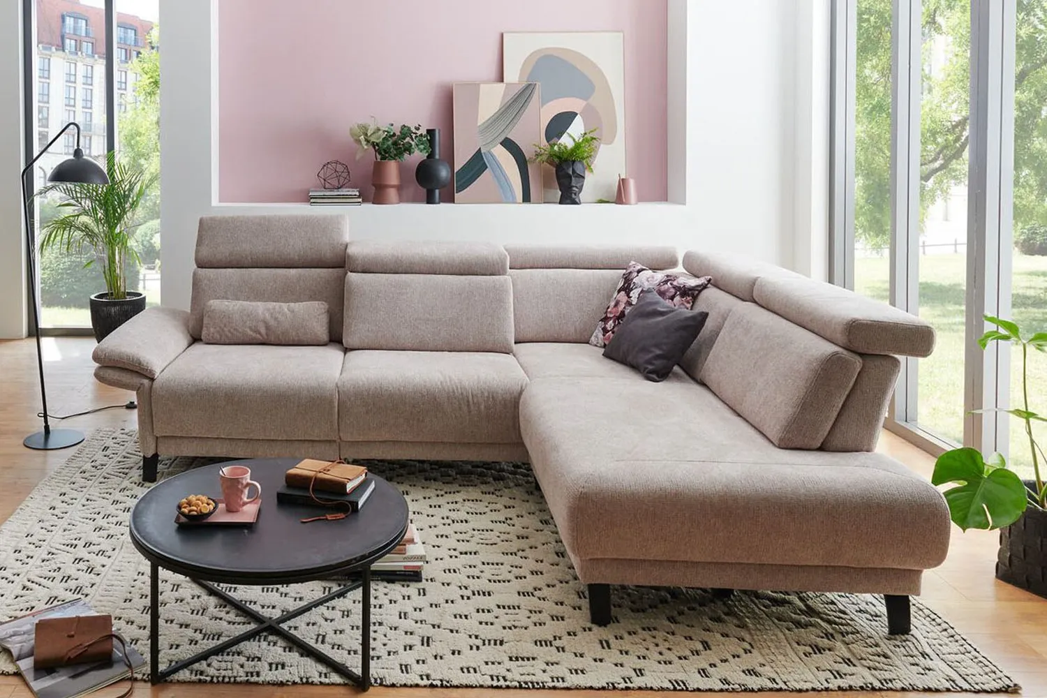 Ecksofa in L-Form mit Sitztiefenverstellung in Stoff Rosa