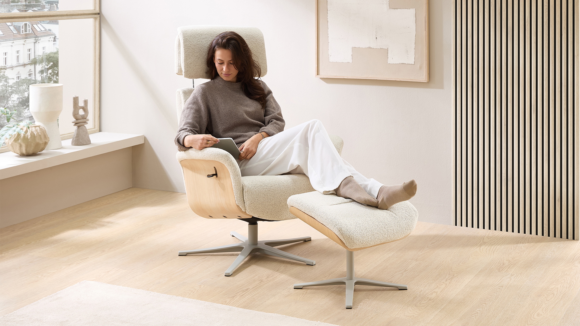 Relaxsessel Lion mit Holzapplikation und Hocker in Stoff