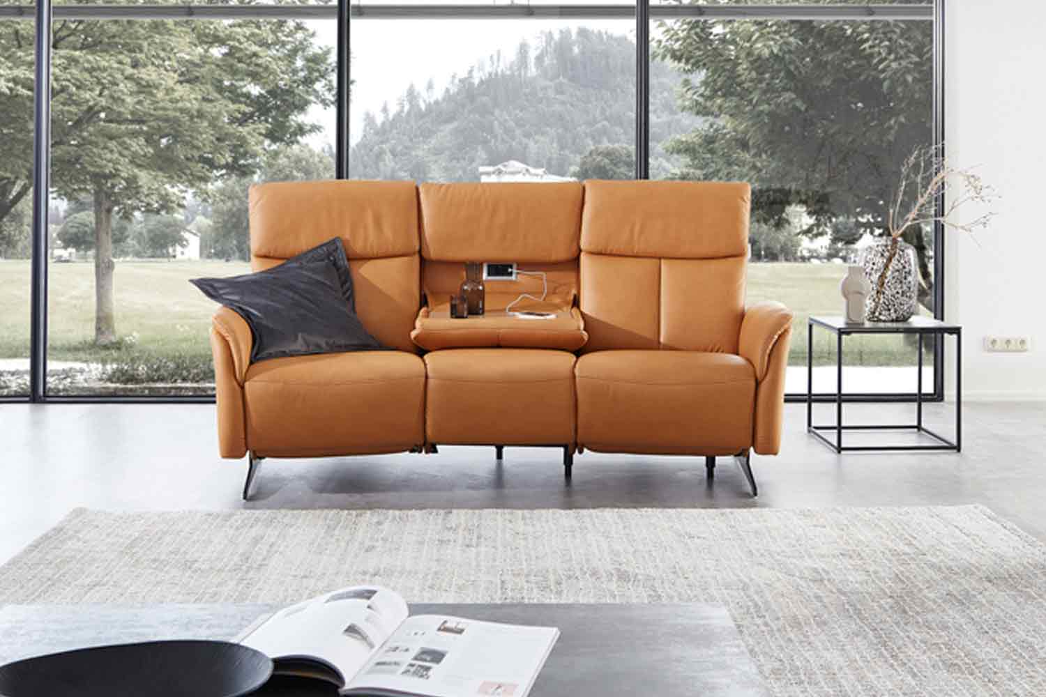 Rundes Sofa mit motorischer Relaxfunktion und Tischfunktion in Stoff