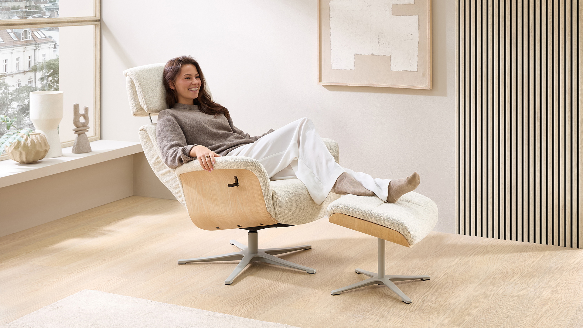Relaxsessel Lion mit Holzapplikation und Hocker in Stoff