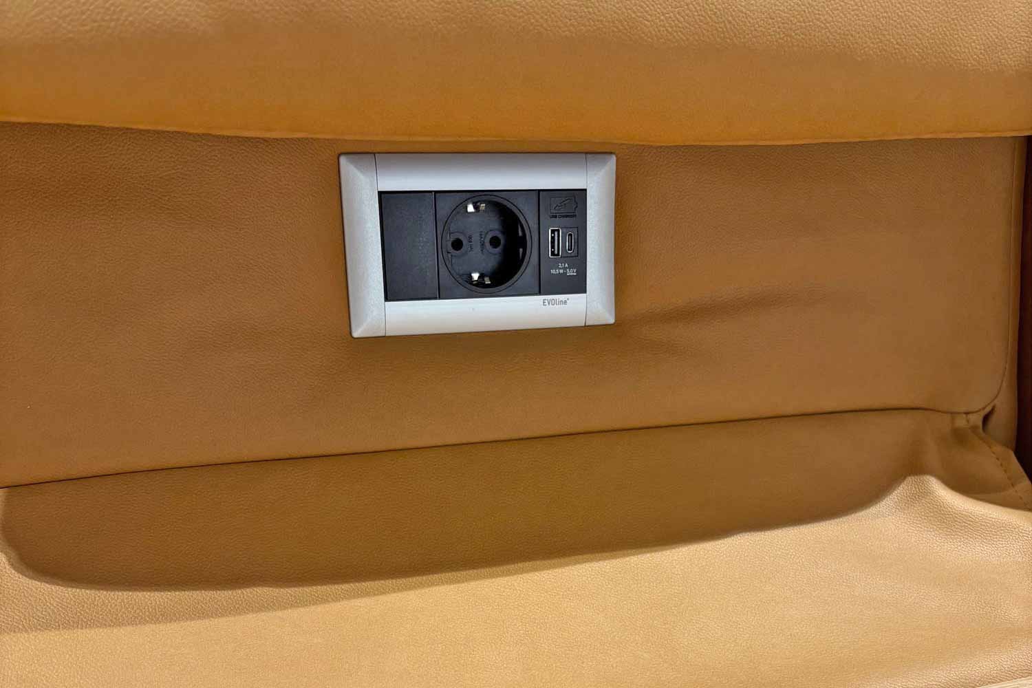 Rundes Sofa mit motorischer Relaxfunktion und Tischfunktion in Stoff