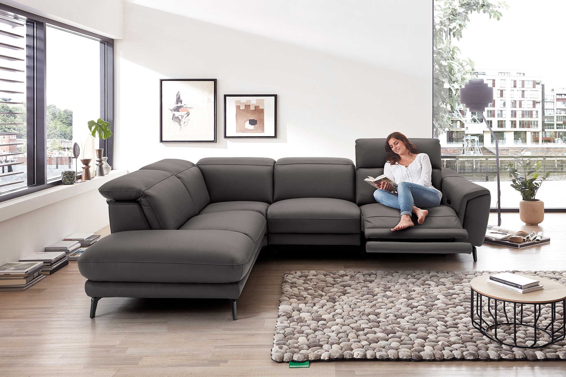 Leder Ecksofa mit motorischer Relaxfunktion und manueller Kopfteilverstellung