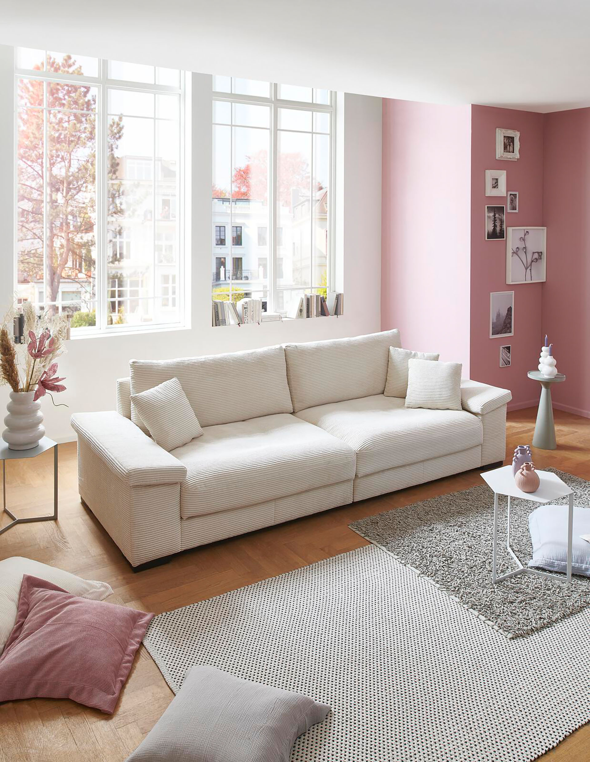 Cord Bigsofa mit losen Kissen