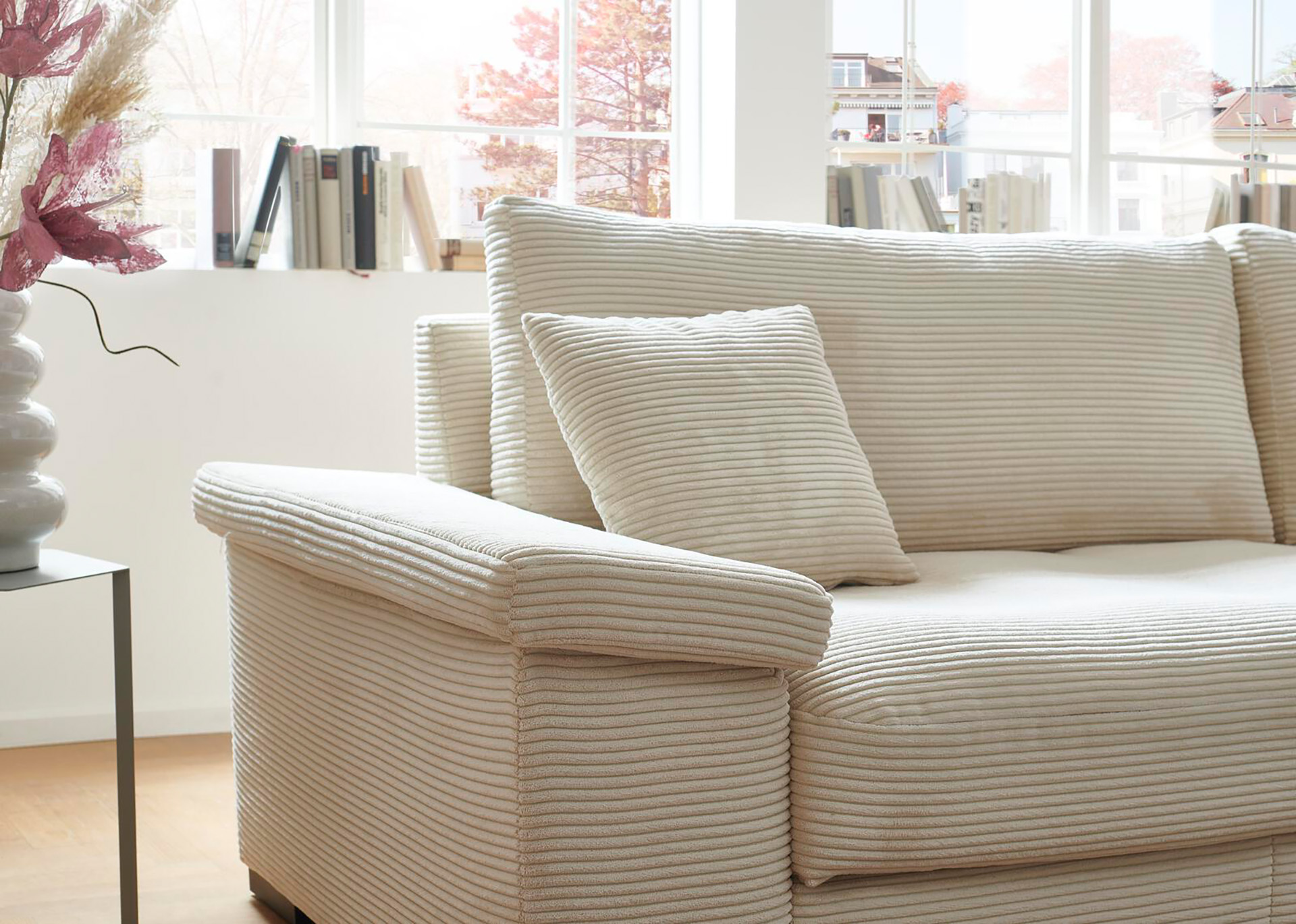 Cord Bigsofa mit losen Kissen
