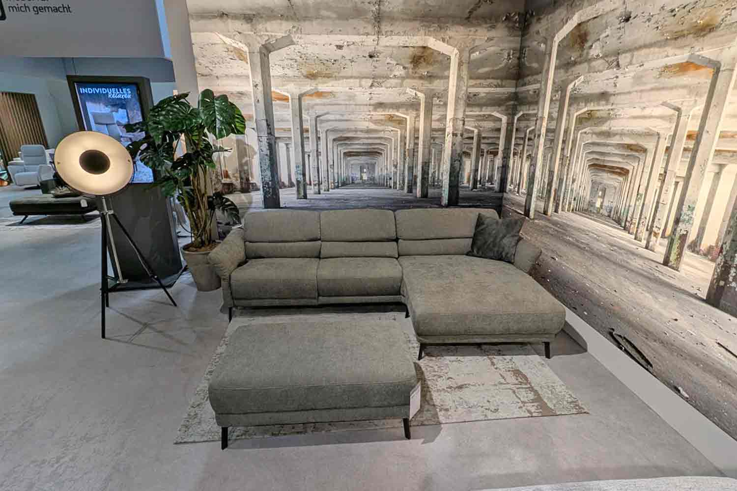 Carina Ecksofa inkl. motorischer Relaxfunktion und Hockerbank in Stoff