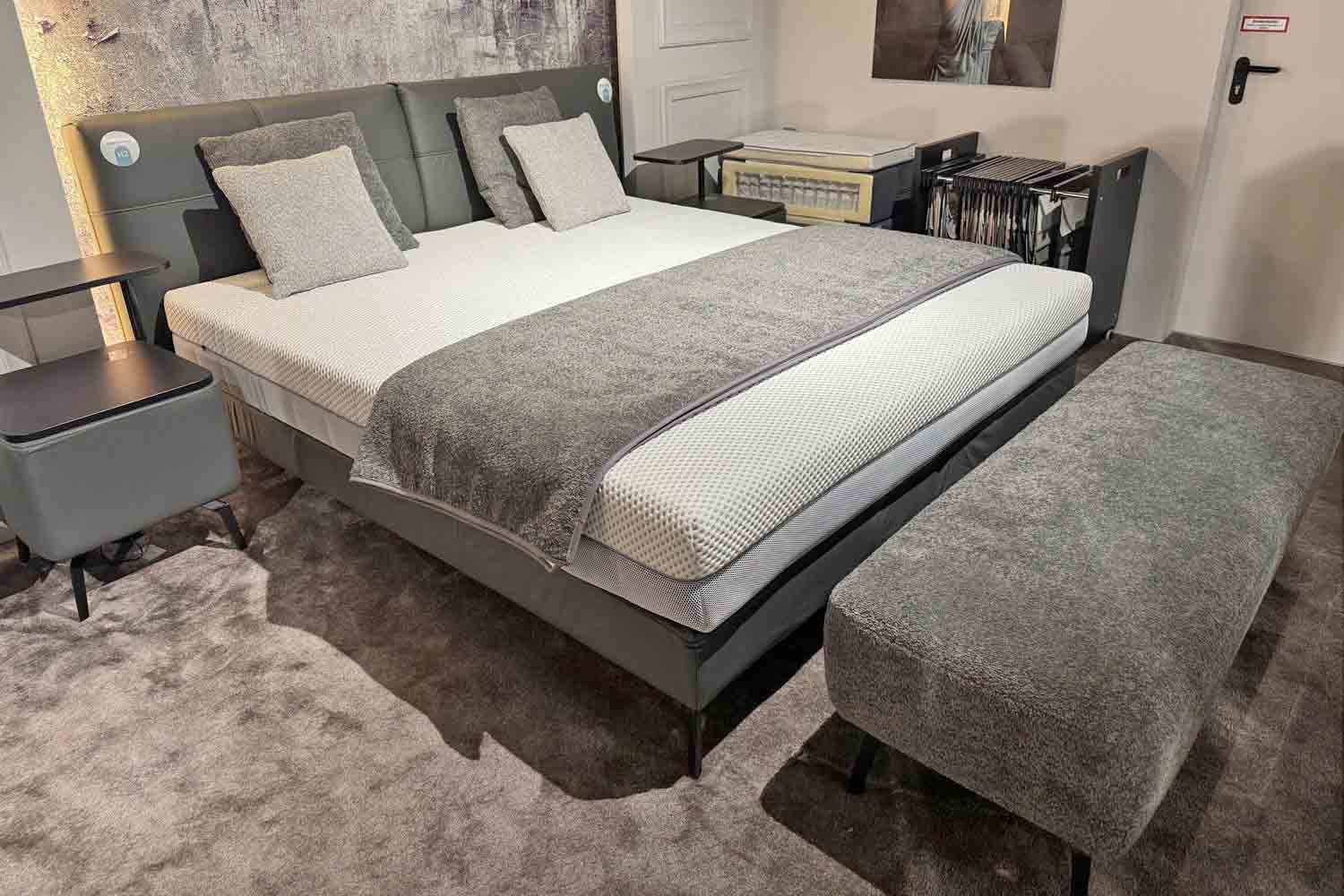 Thomas Brunner Leder Boxspringbett inkl. Nachtkonsolen und Bettbank