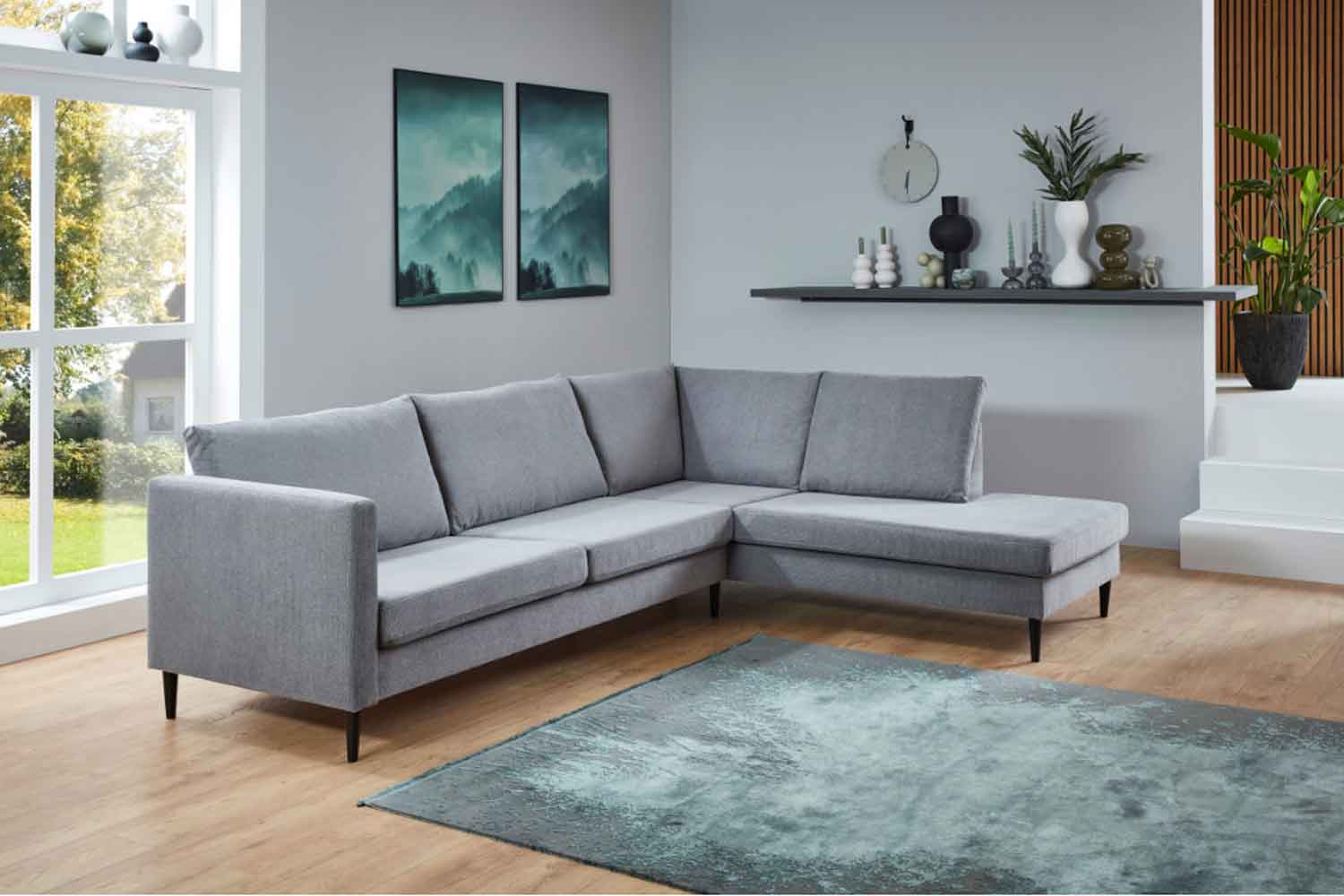 Ecksofa mit losen Rückenkissen in Stoff
