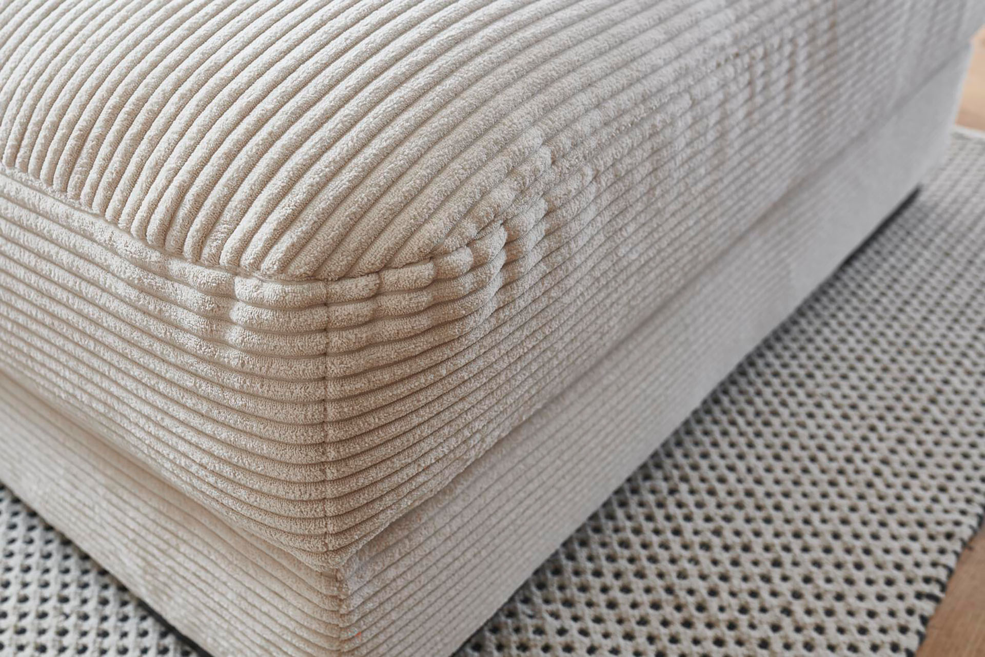 Cord Bigsofa mit losen Kissen