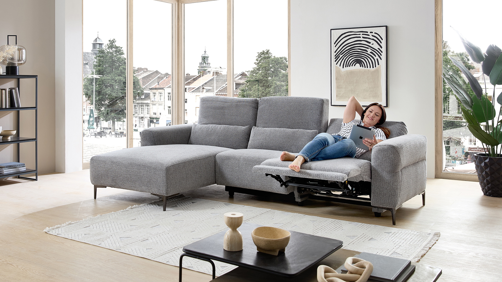 Ecksofa mit motorischer Funktion in Retro Stoff